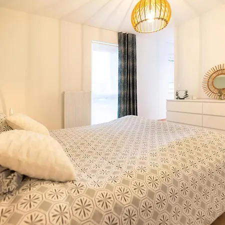 Nuit Citadine Botel